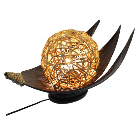 Lampada in Cocco a Vassoio con tre punte e  Sfera  in Rattan